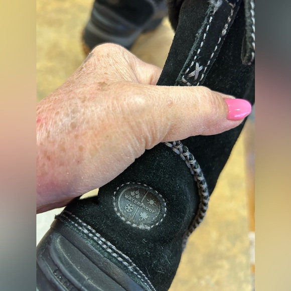 Women's Lands End  Black Suede Waterproof Winter Boots - Picture 6 of 10